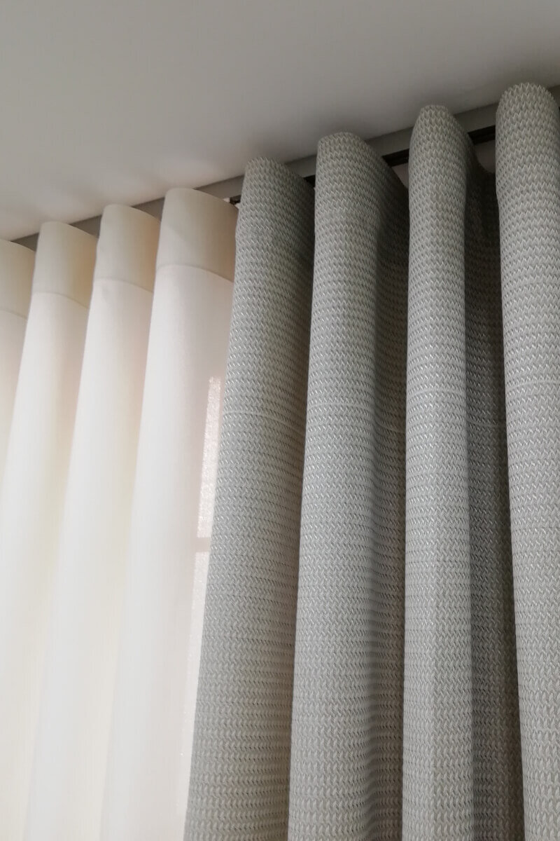  Cortinados à medida onda-bege-reposteiro-verde-sala-calha-inox