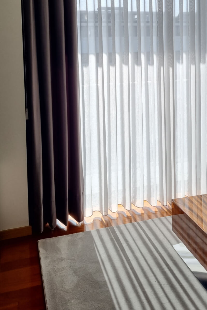 durvalinho-cortinado-800x1200-tecido-branco-reposteiro-tapete-sala