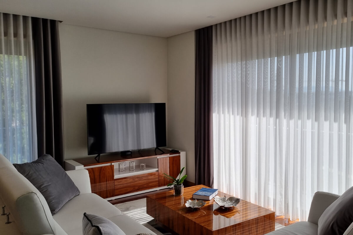 durvalinho-cortinados-1200x800-onda-tecido-branco-reposteiro-veludo-sala