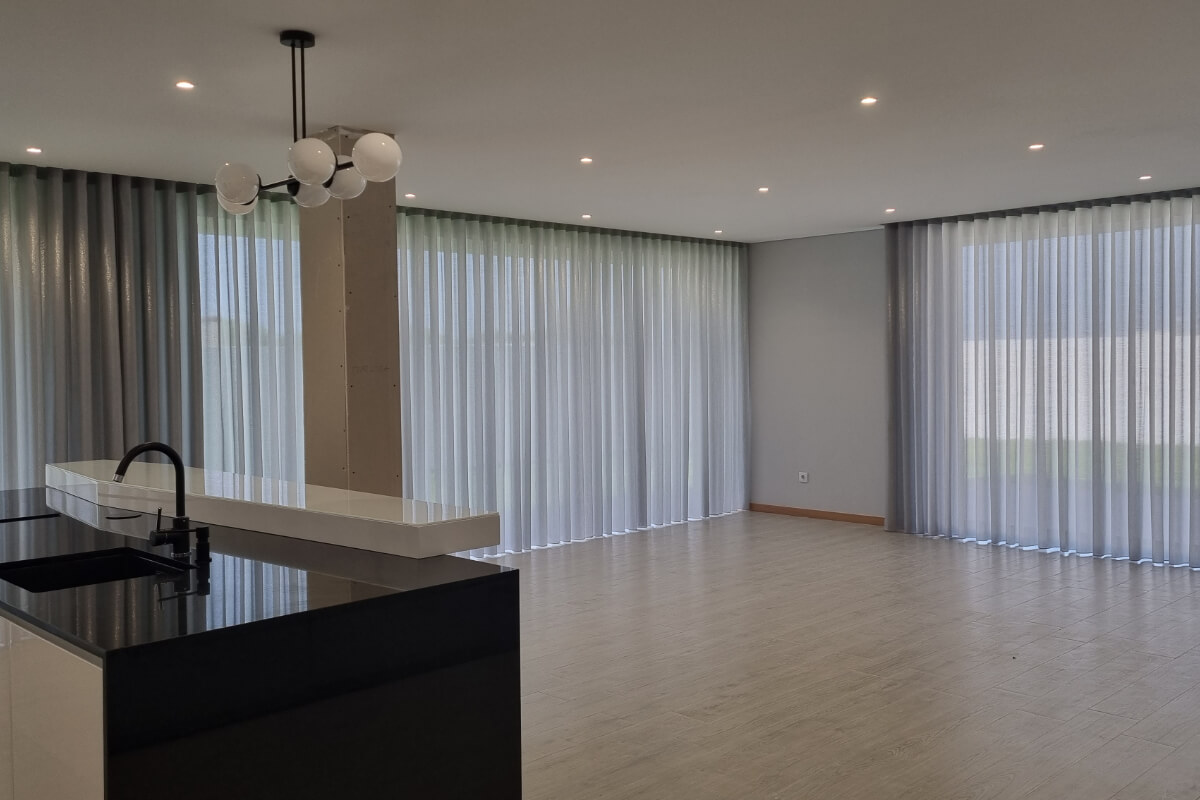durvalinho-cortinados-1200x800-onda-tecido-cinza-fino-sala-grande
