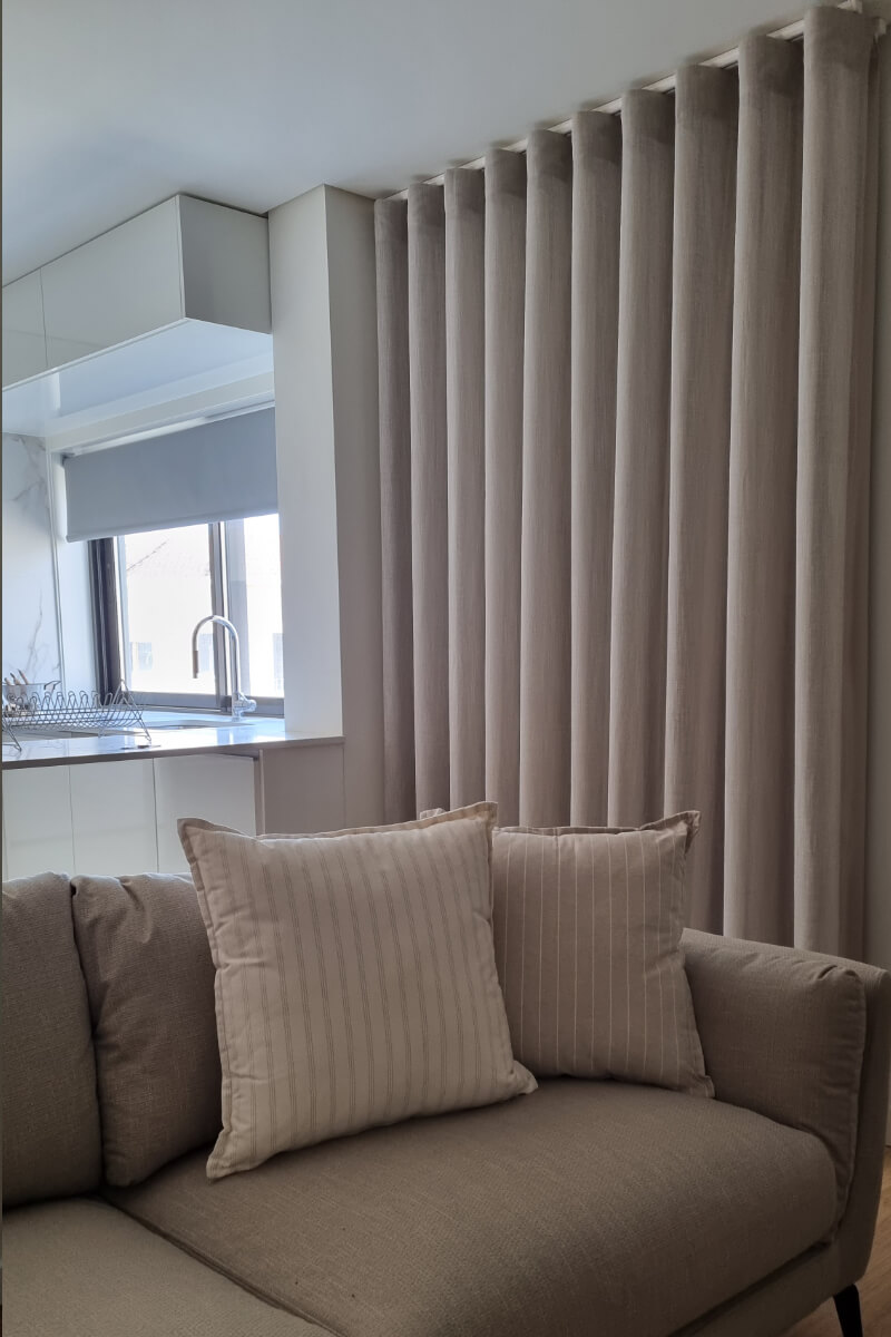 durvalinho-cortinados-800x1200-onda-tecido-bege-fino-blackout-2-calhas-sala