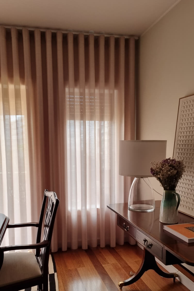 durvalinho-cortinados-800x1200-onda-tecido-bege-fino-classico-sala-jantar