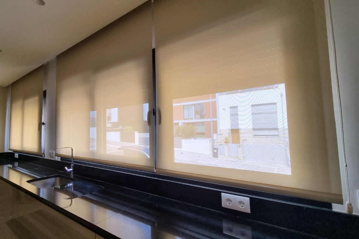 durvalinho-cortinados-decoracao-trabalhos-1200x800-010-estores-rolo-cozinha