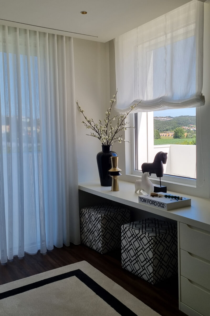 durvalinho-cortinados-estore-tecido-800x1200-onda-tecido-branco-quarto