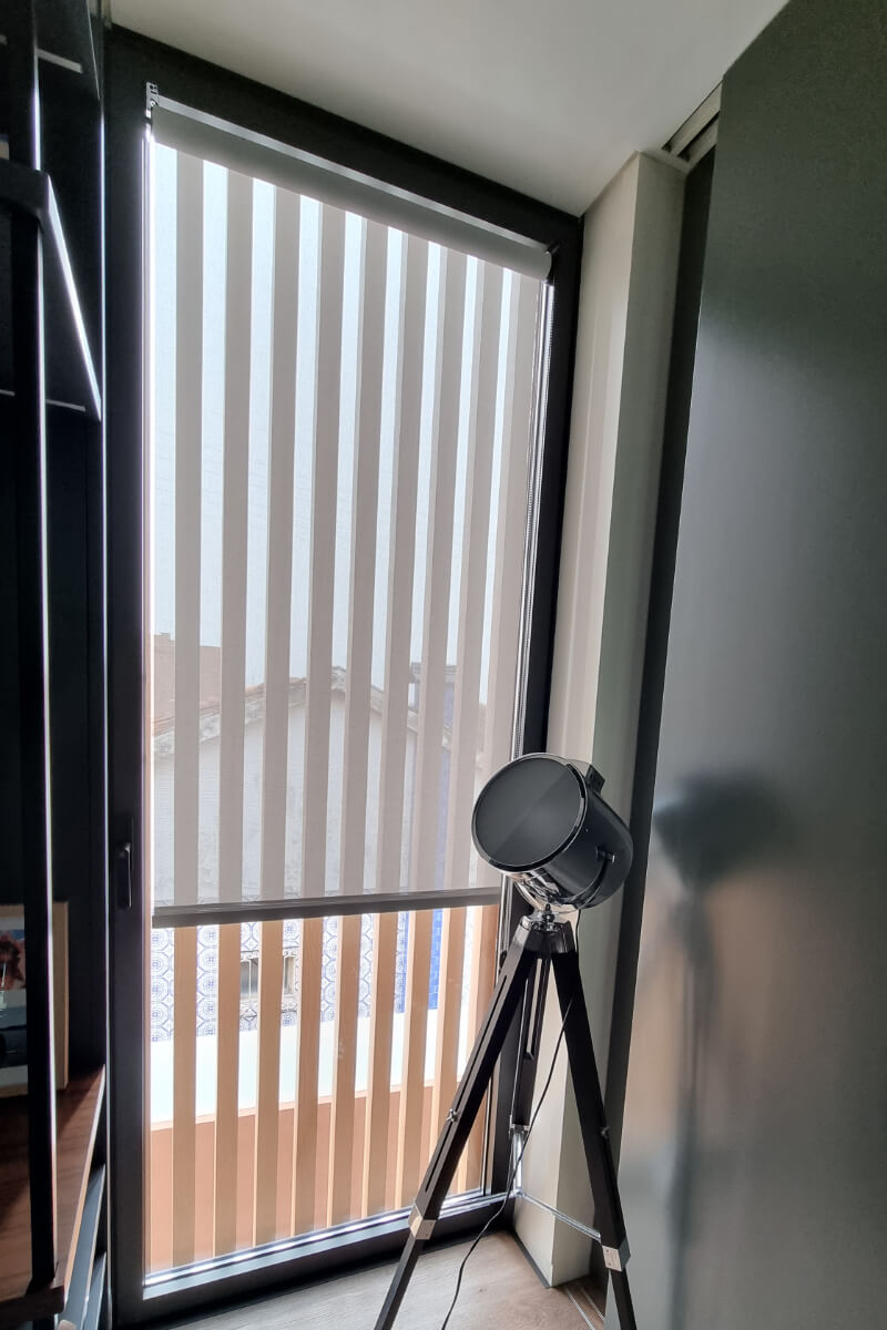 durvalinho-estore-de-rolo-800x1200-cinza-tela-screen-escritorio