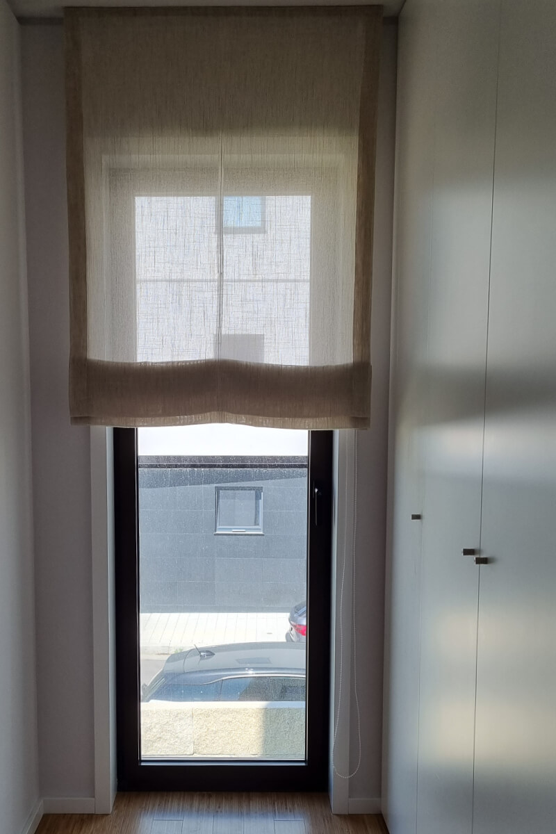 durvalinho-estore-de-tecido-800x1200-tecido-bege-alinhado-janela-alta