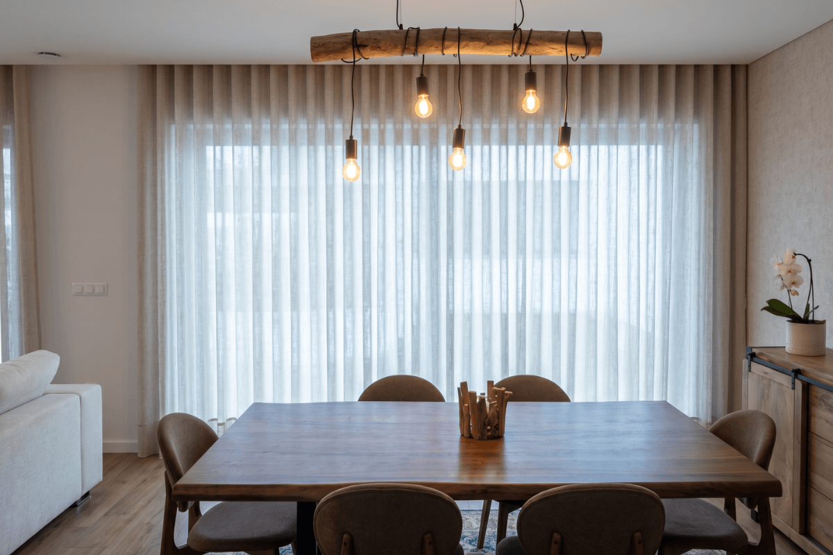 Elegância natural e conforto familiar: cortinas em linho e papel de parede